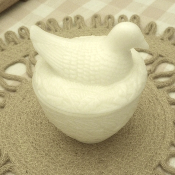 Vintage Bird on Nest - Picture 1 of 4